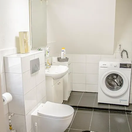 F&f - 3 Zimmer Dg Schickes - Zentral Mit Kostenfreien Privatparkplaetzen Und Wlan *